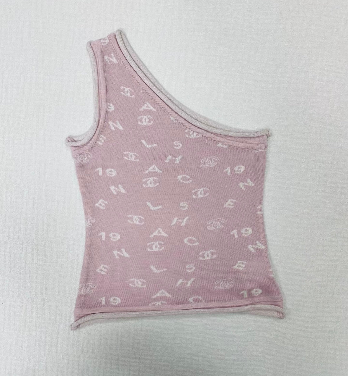 Contrasting letter diagonal shoulder vest