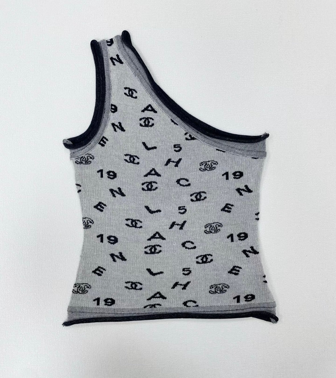 Contrasting letter diagonal shoulder vest