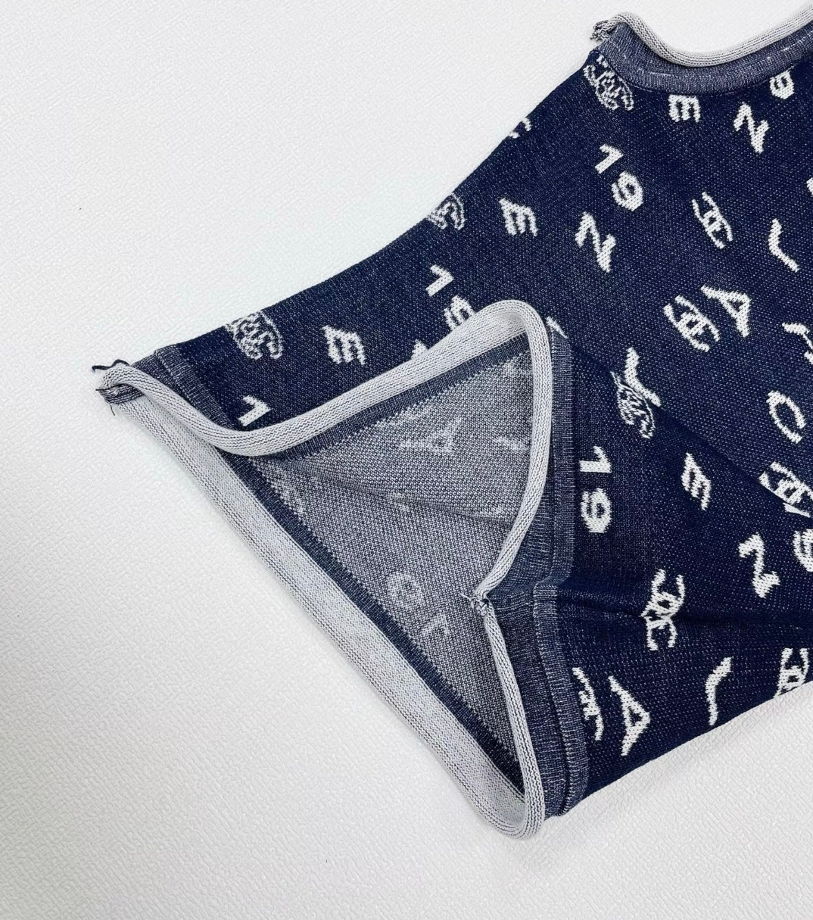 Contrasting letter diagonal shoulder vest