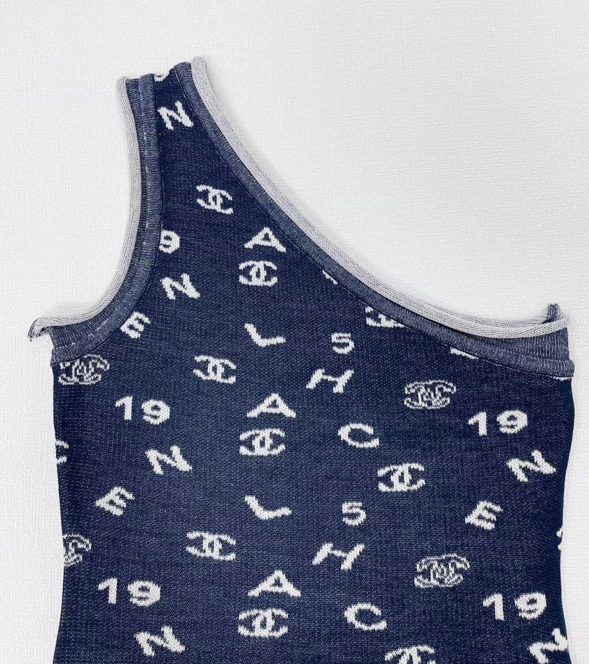 Contrasting letter diagonal shoulder vest