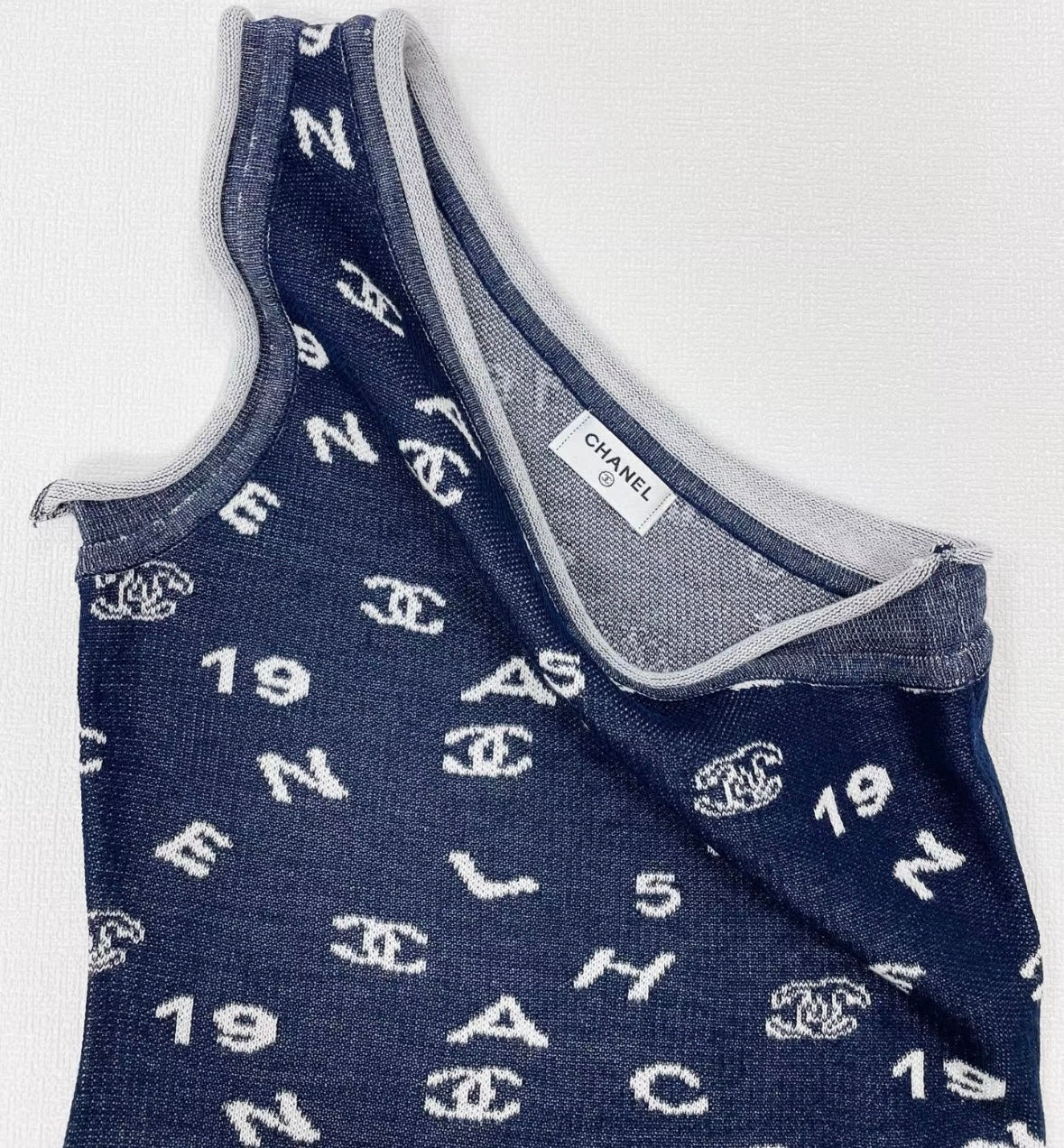 Contrasting letter diagonal shoulder vest