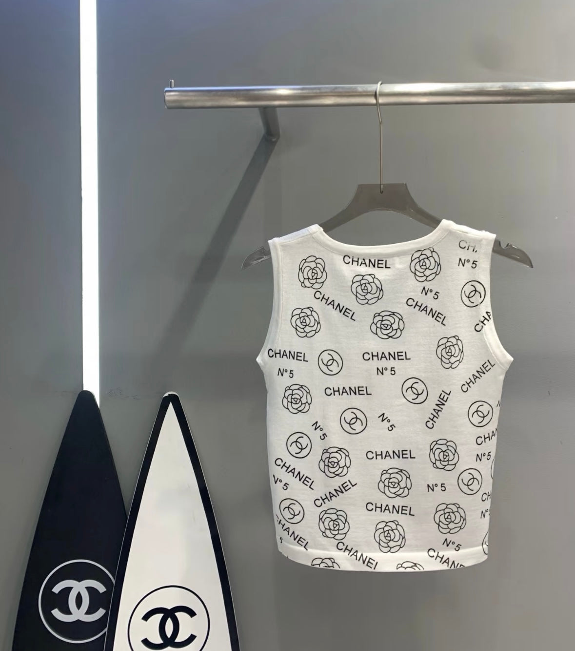 Camellia letter printed vest
