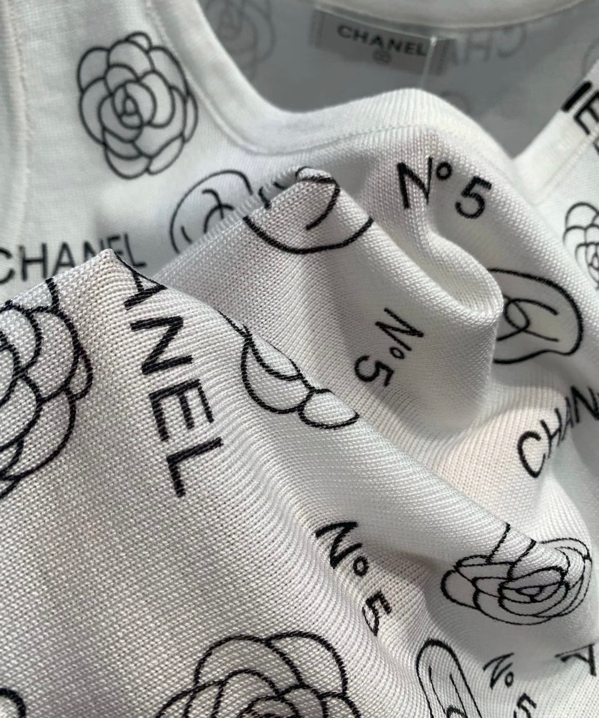 Camellia letter printed vest