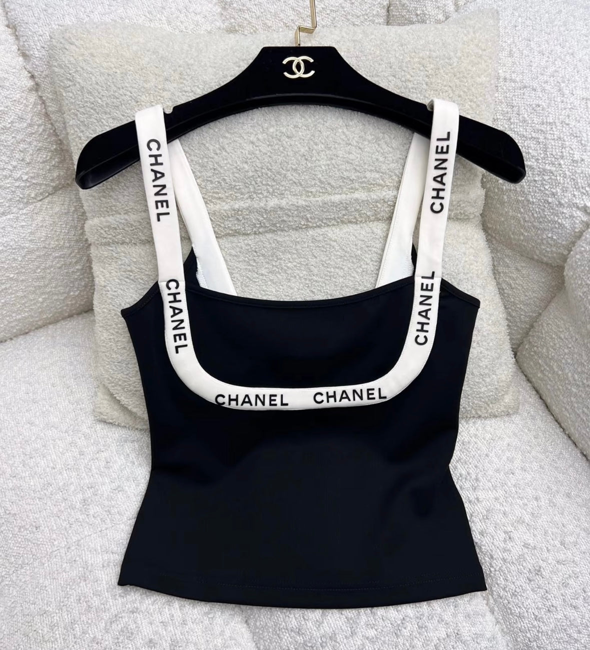 U-neck black and white color matching sling carrying