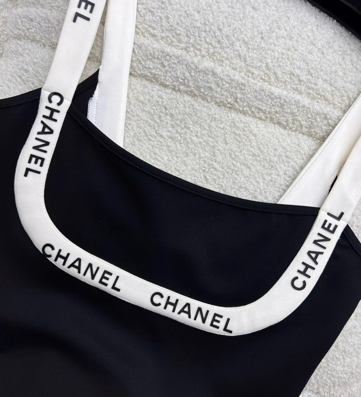 U-neck black and white color matching sling carrying