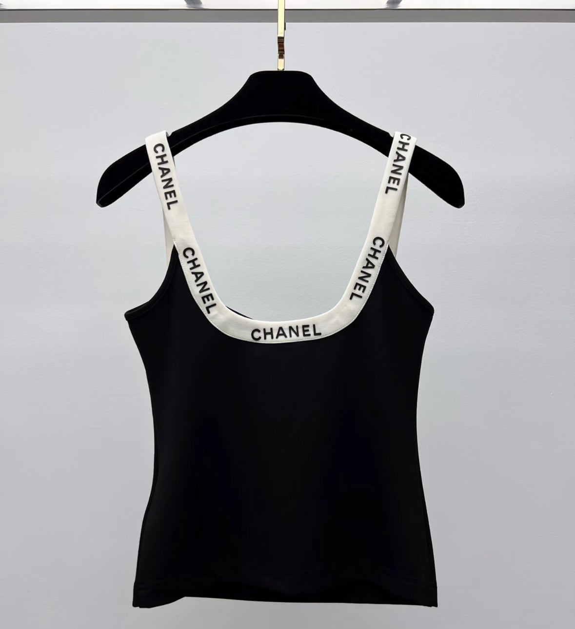U-neck black and white color matching sling carrying