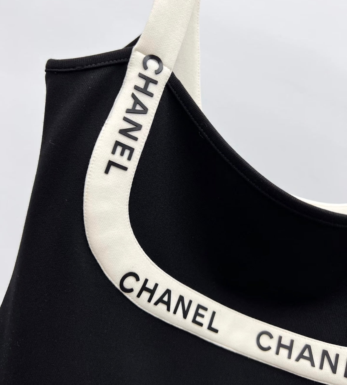 U-neck black and white color matching sling carrying