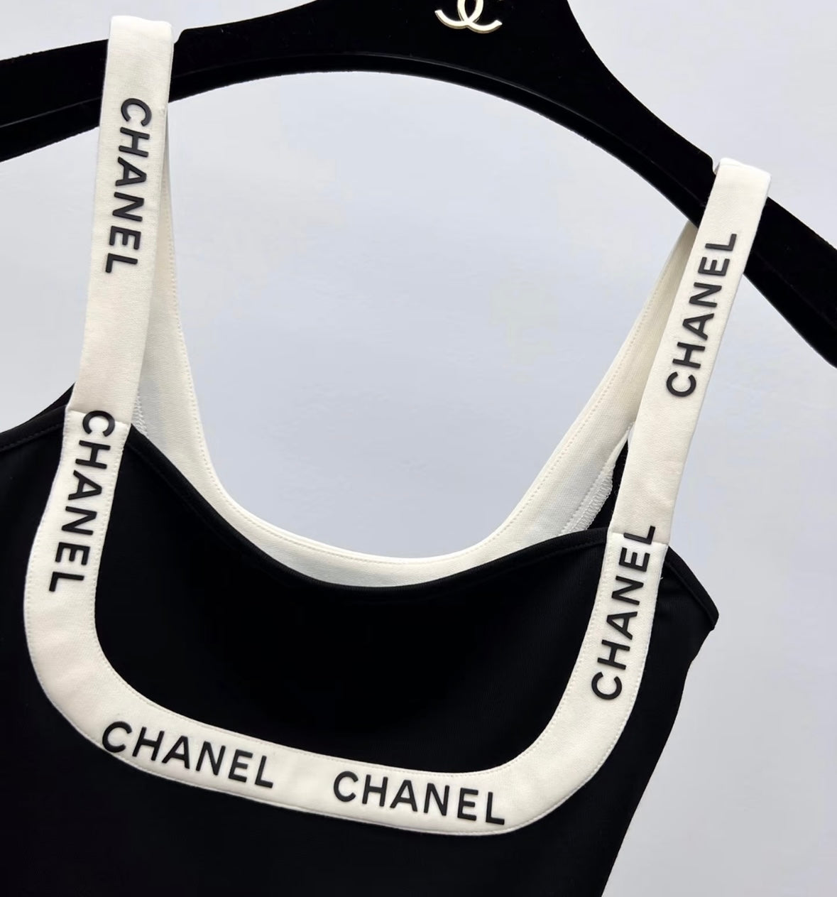 U-neck black and white color matching sling carrying