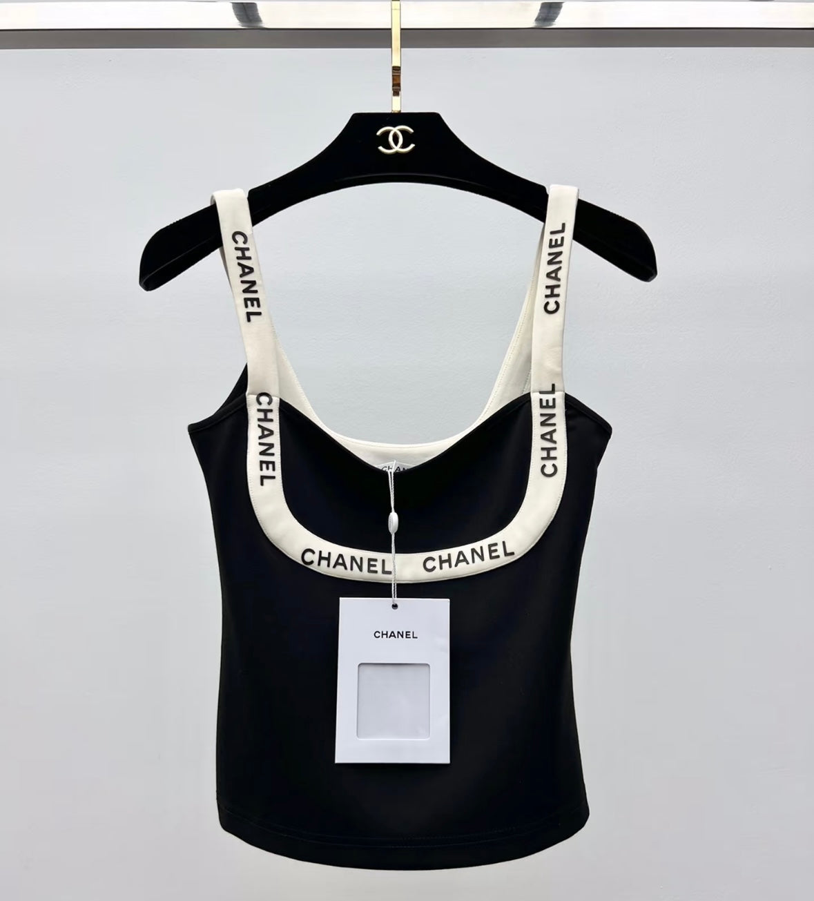 U-neck black and white color matching sling carrying