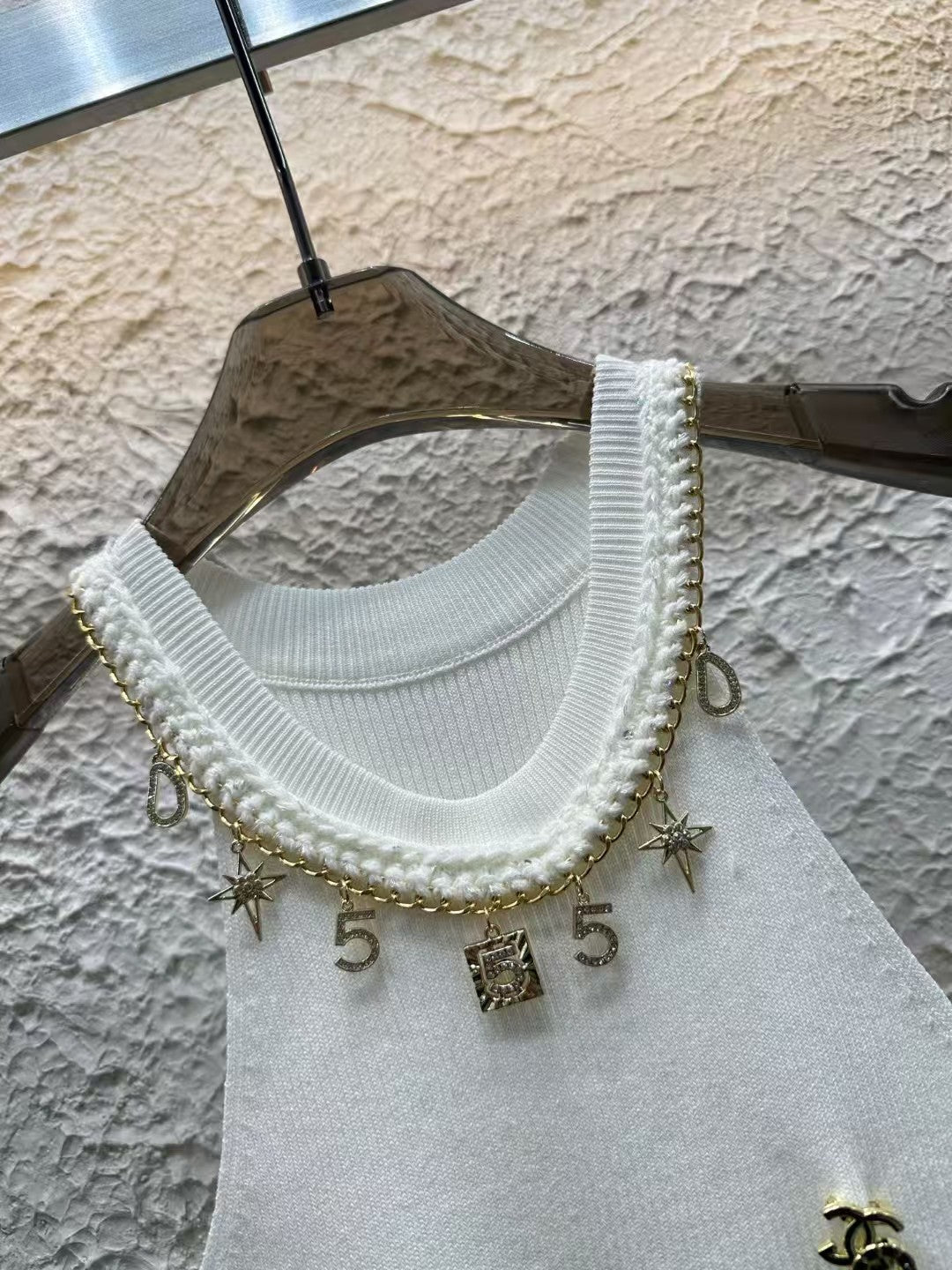 Luxurious and fashionable cropped vest with metallic embellishments
