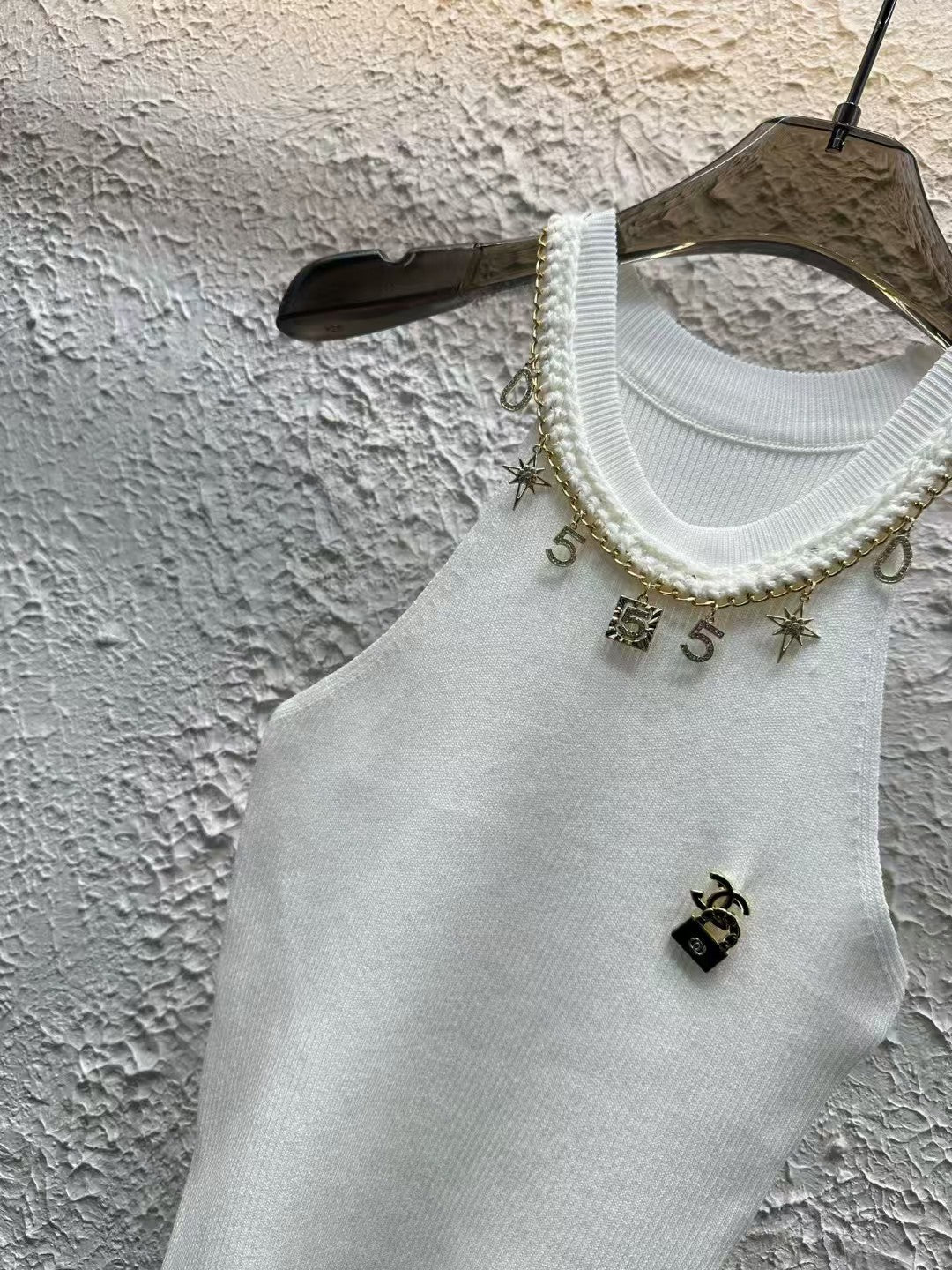 Luxurious and fashionable cropped vest with metallic embellishments