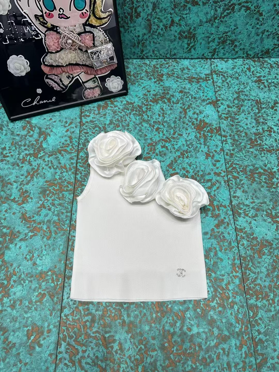 Flower-decorated dress-style vest
