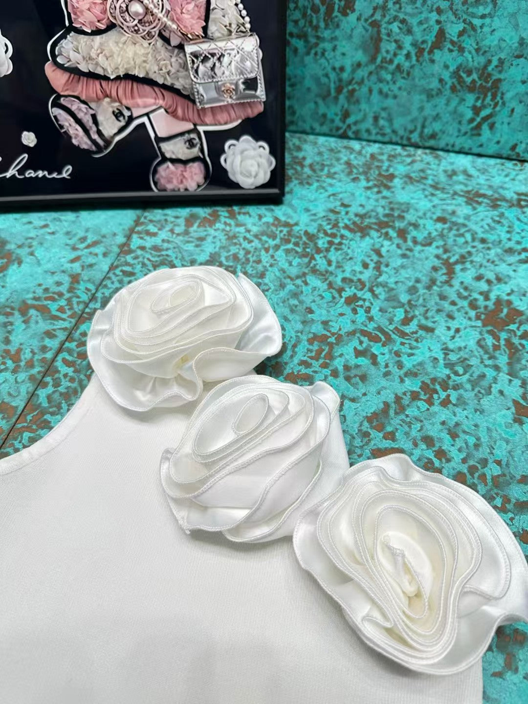 Flower-decorated dress-style vest