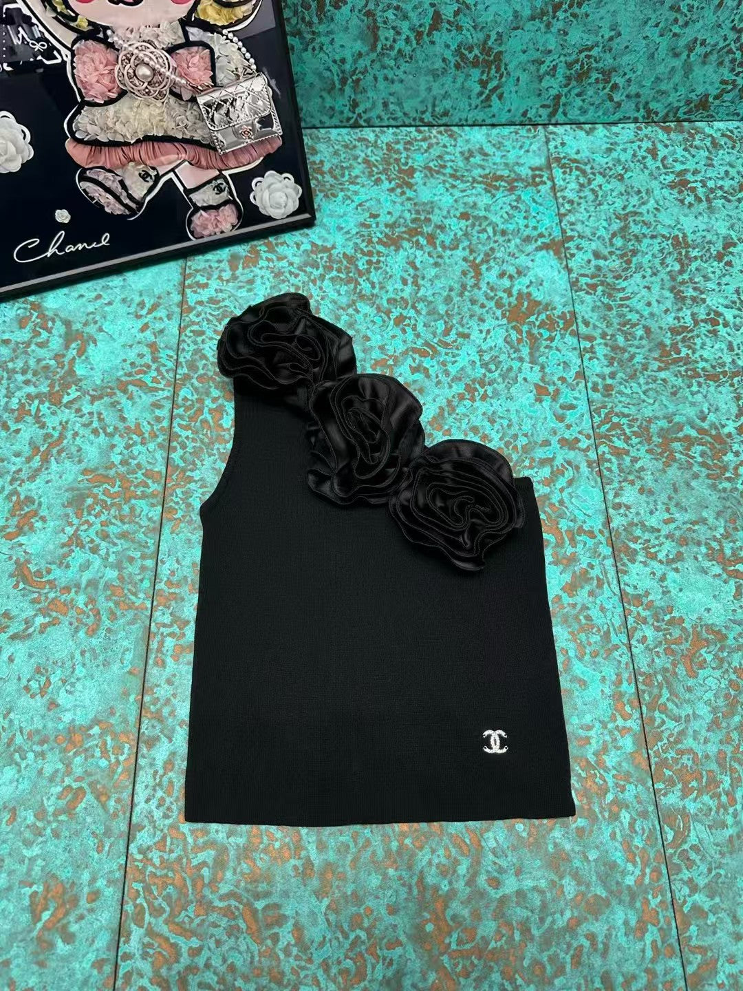 Flower-decorated dress-style vest