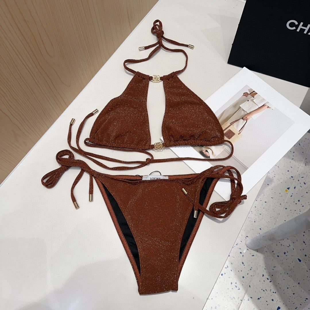 Fashionable and sexy figure-hugging swimsuit for women