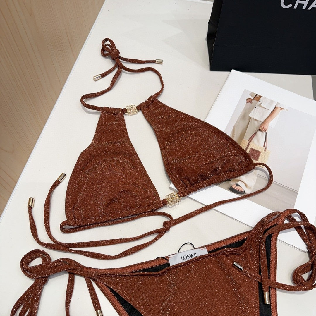 Fashionable and sexy figure-hugging swimsuit for women