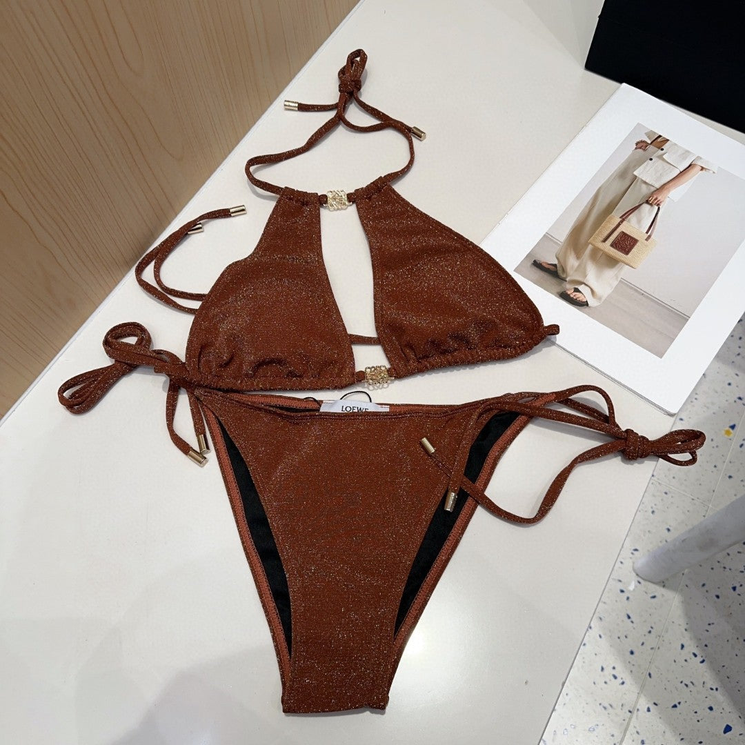 Fashionable and sexy figure-hugging swimsuit for women