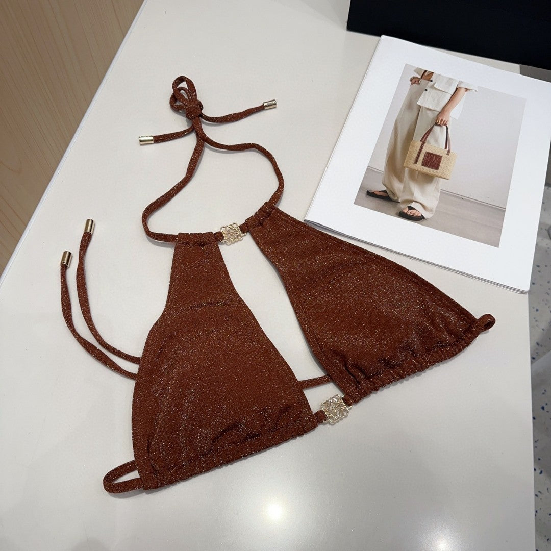 Fashionable and sexy figure-hugging swimsuit for women