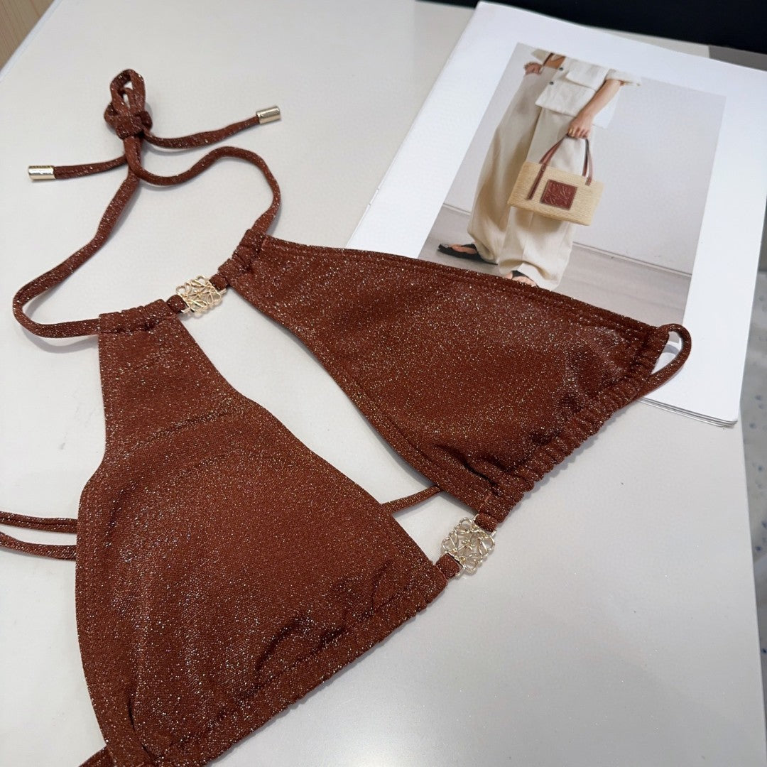 Fashionable and sexy figure-hugging swimsuit for women