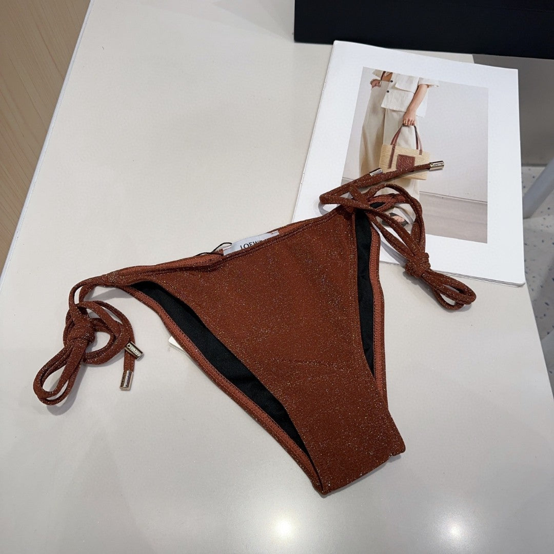 Fashionable and sexy figure-hugging swimsuit for women