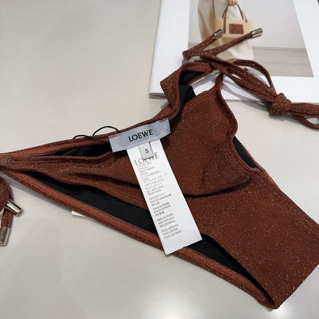 Fashionable and sexy figure-hugging swimsuit for women