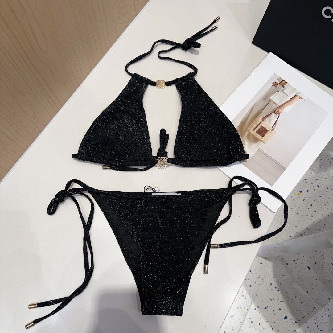 Fashionable and sexy figure-hugging swimsuit for women