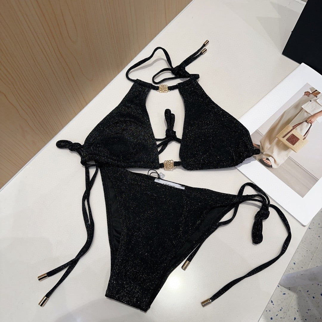 Fashionable and sexy figure-hugging swimsuit for women