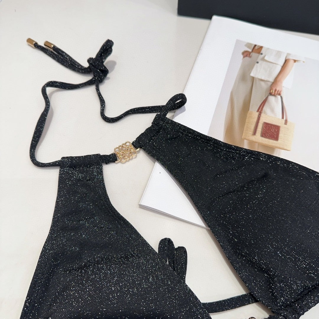 Fashionable and sexy figure-hugging swimsuit for women