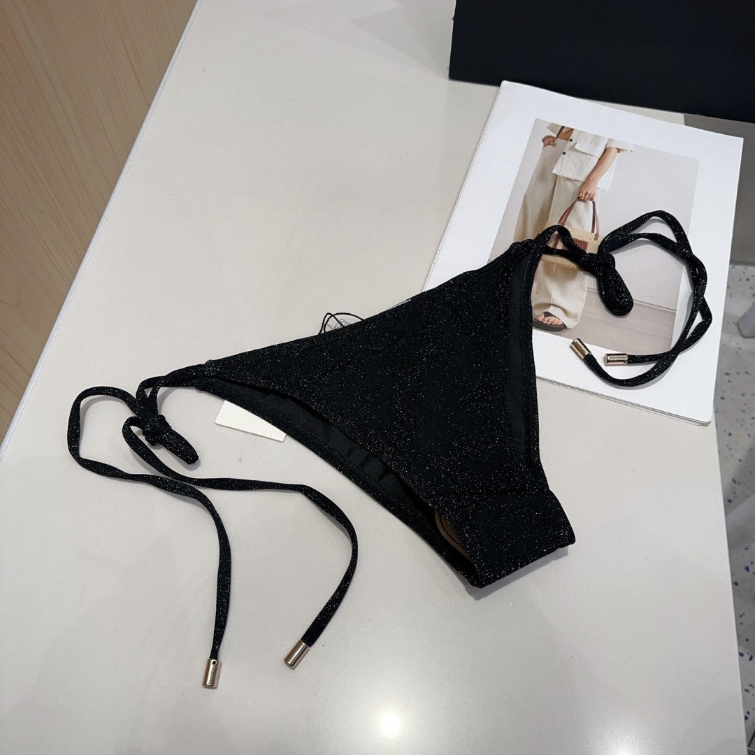 Fashionable and sexy figure-hugging swimsuit for women