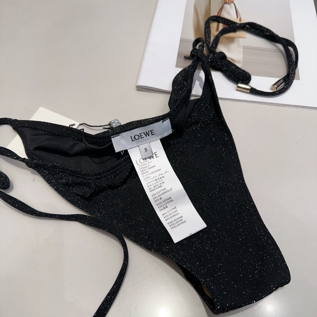 Fashionable and sexy figure-hugging swimsuit for women