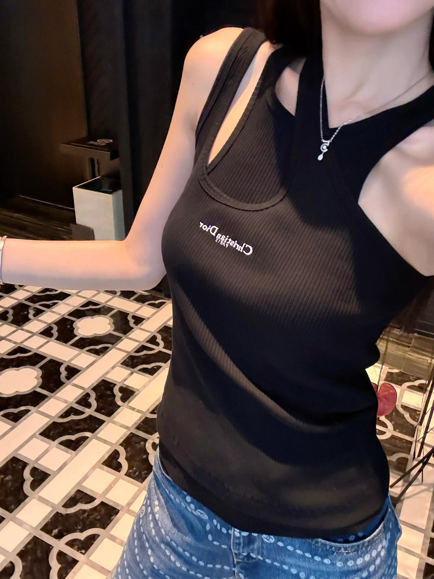 New asymmetric vest with crossed personality