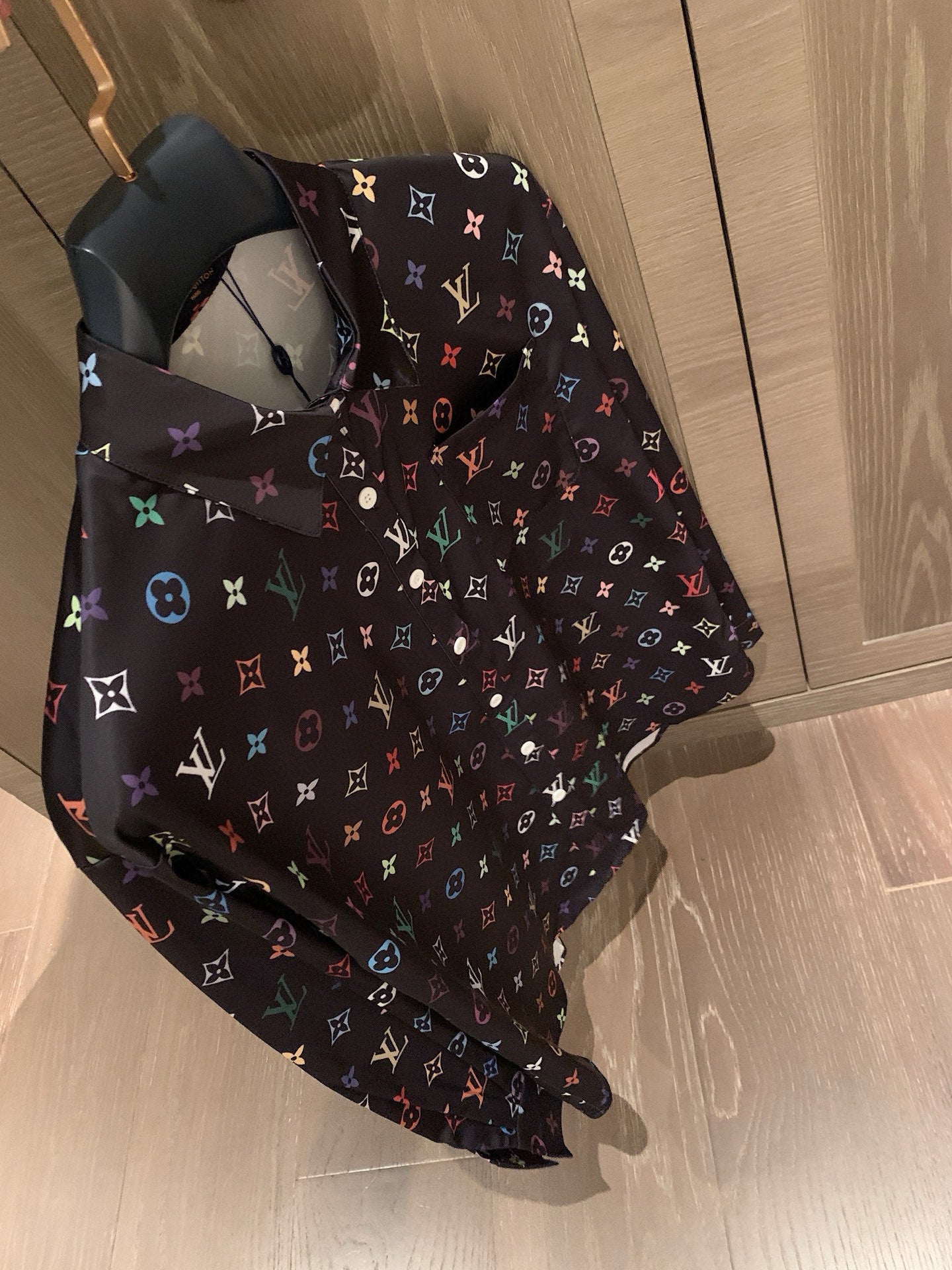 Colored letter two-color shirt