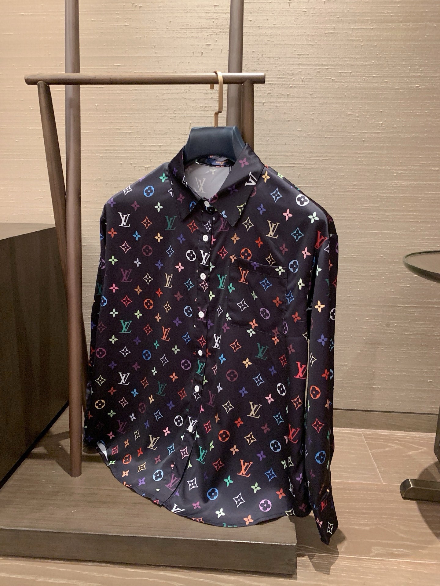 Colored letter two-color shirt