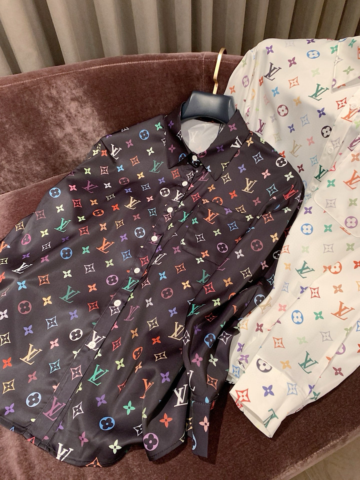Colored letter two-color shirt