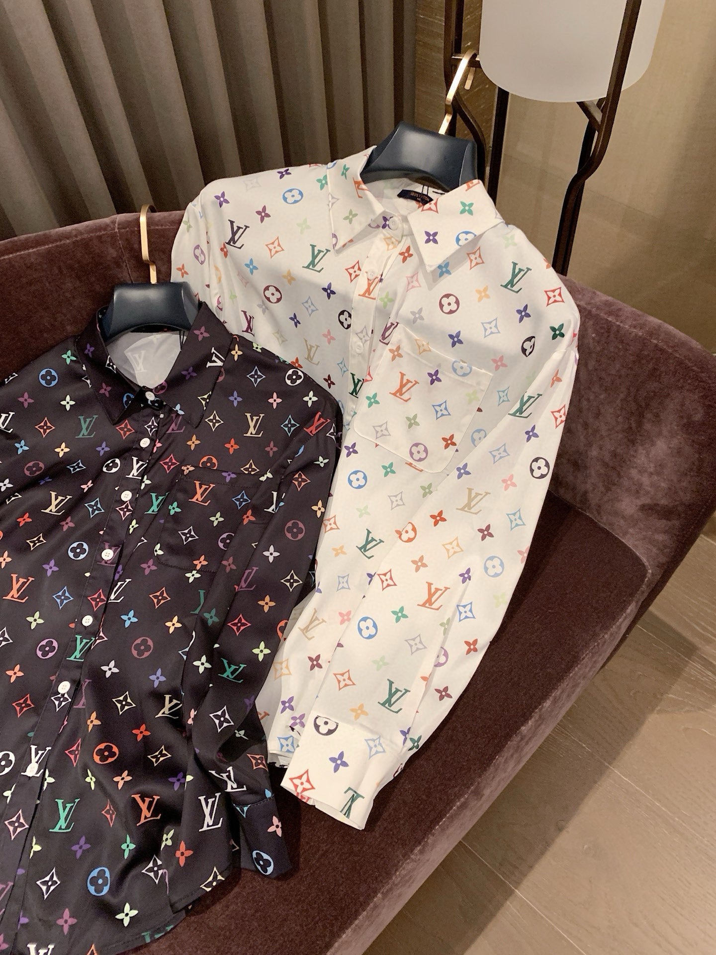 Colored letter two-color shirt