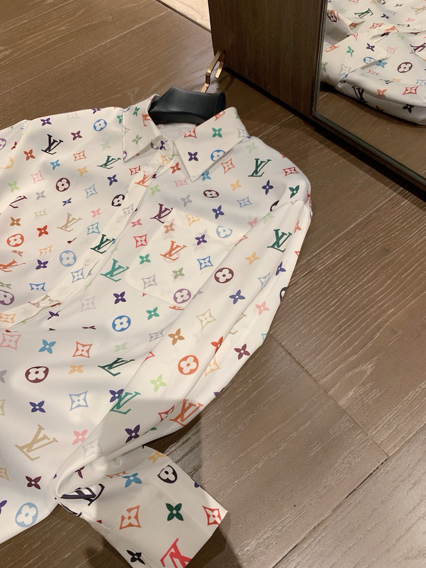 Colored letter two-color shirt