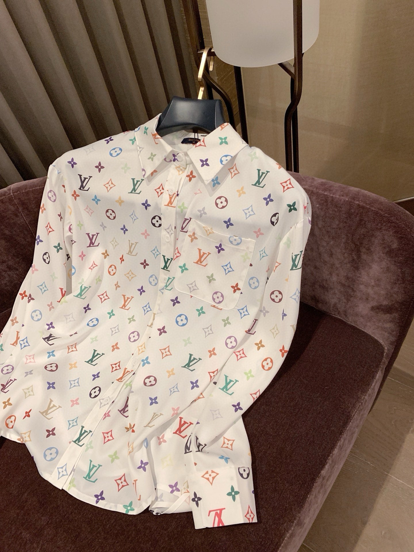 Colored letter two-color shirt