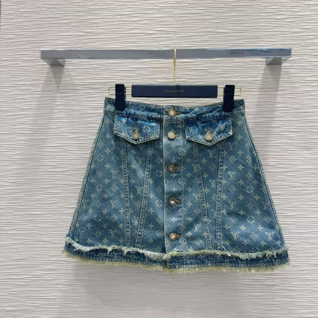 New buttoned A-shaped denim skirt