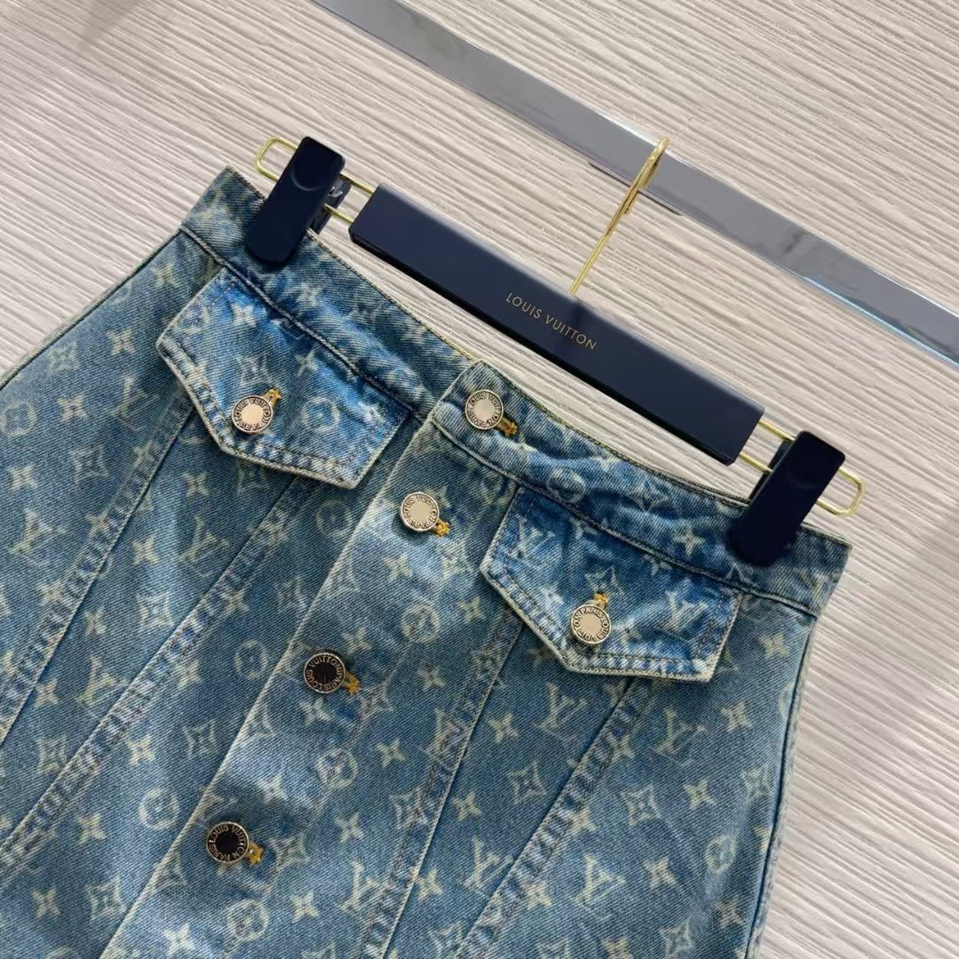 New buttoned A-shaped denim skirt