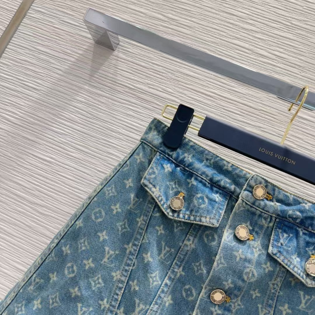 New buttoned A-shaped denim skirt