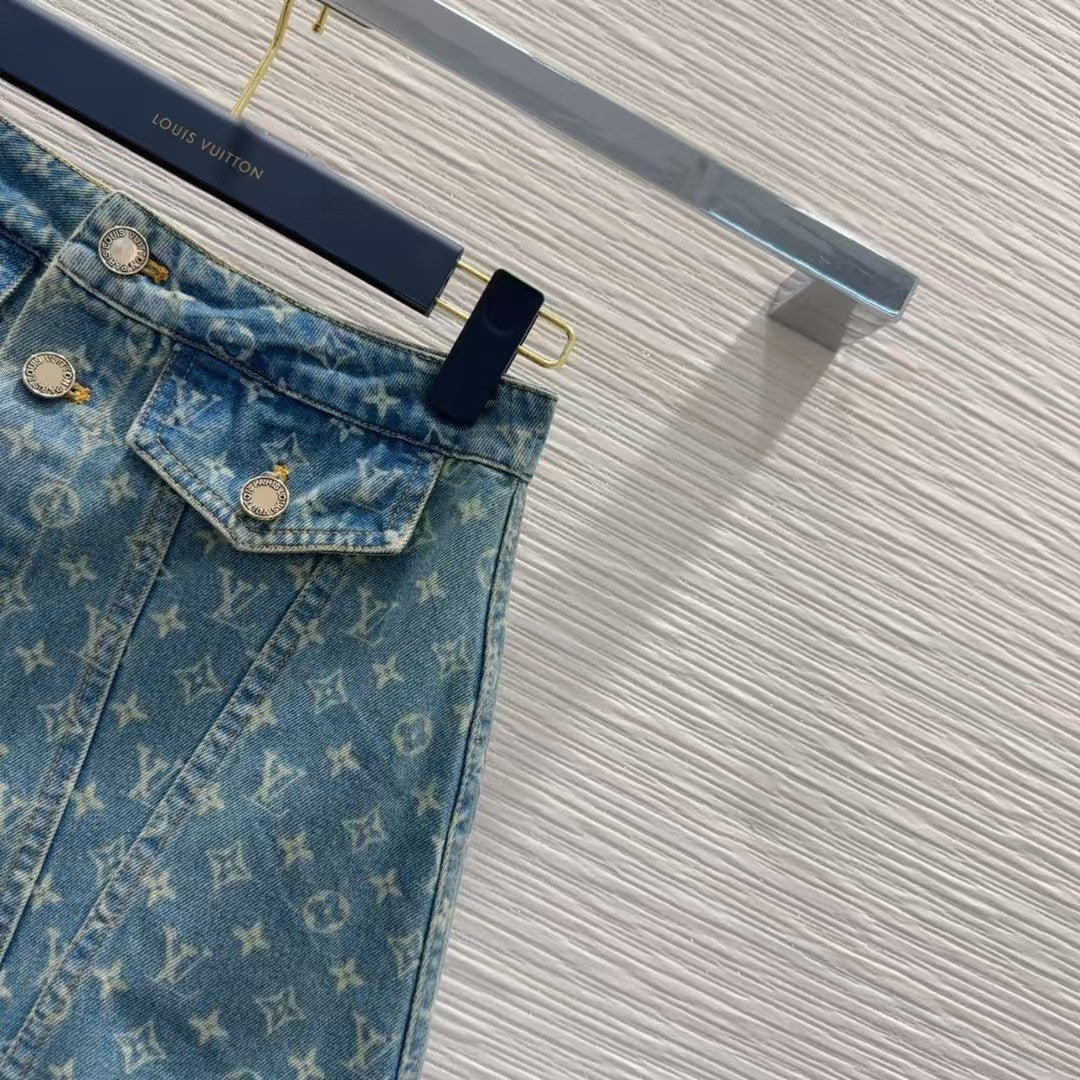 New buttoned A-shaped denim skirt
