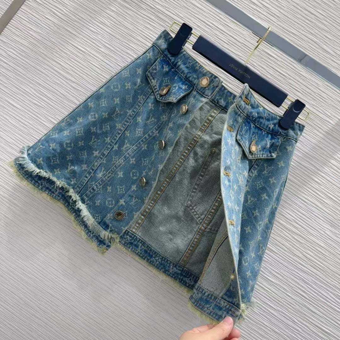 New buttoned A-shaped denim skirt