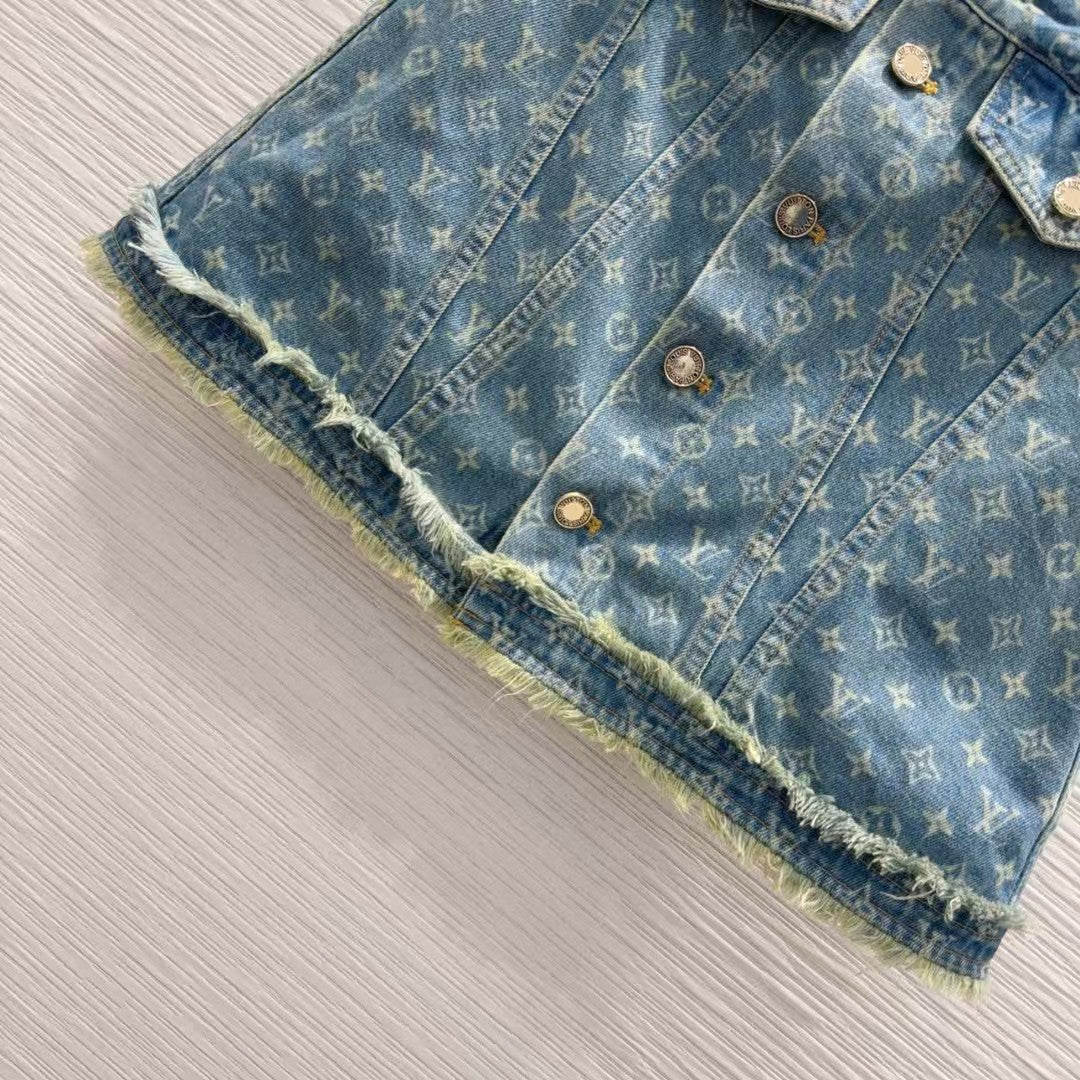New buttoned A-shaped denim skirt