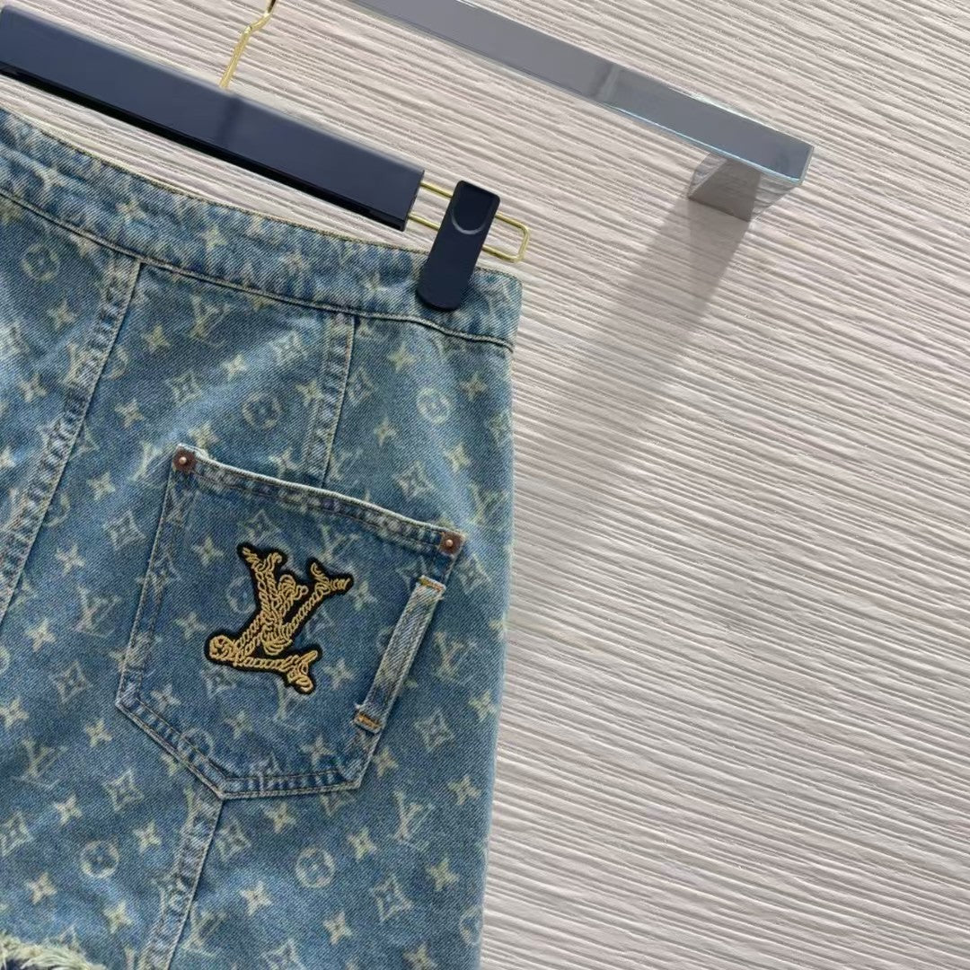 New buttoned A-shaped denim skirt