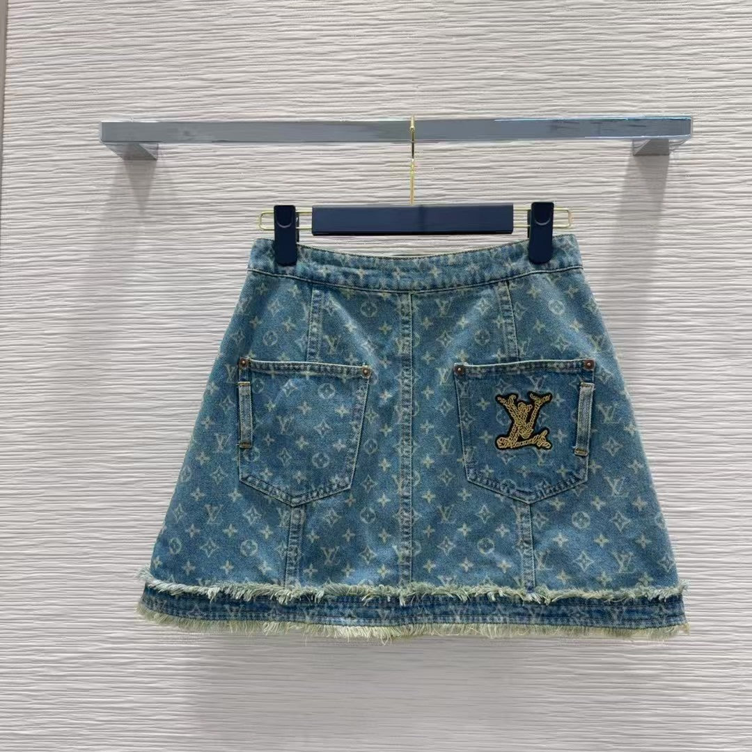 New buttoned A-shaped denim skirt