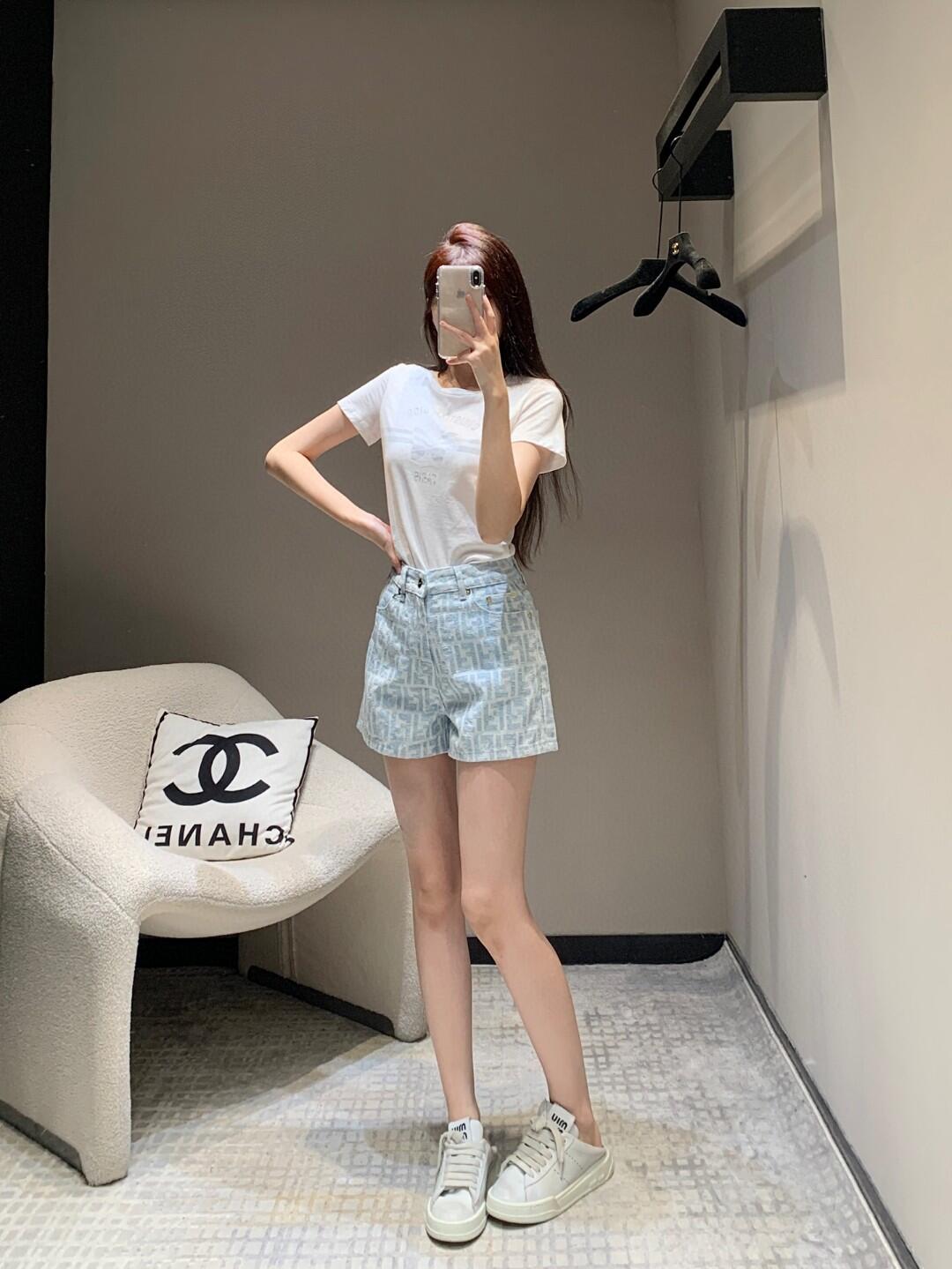 Two-tone printed denim shorts