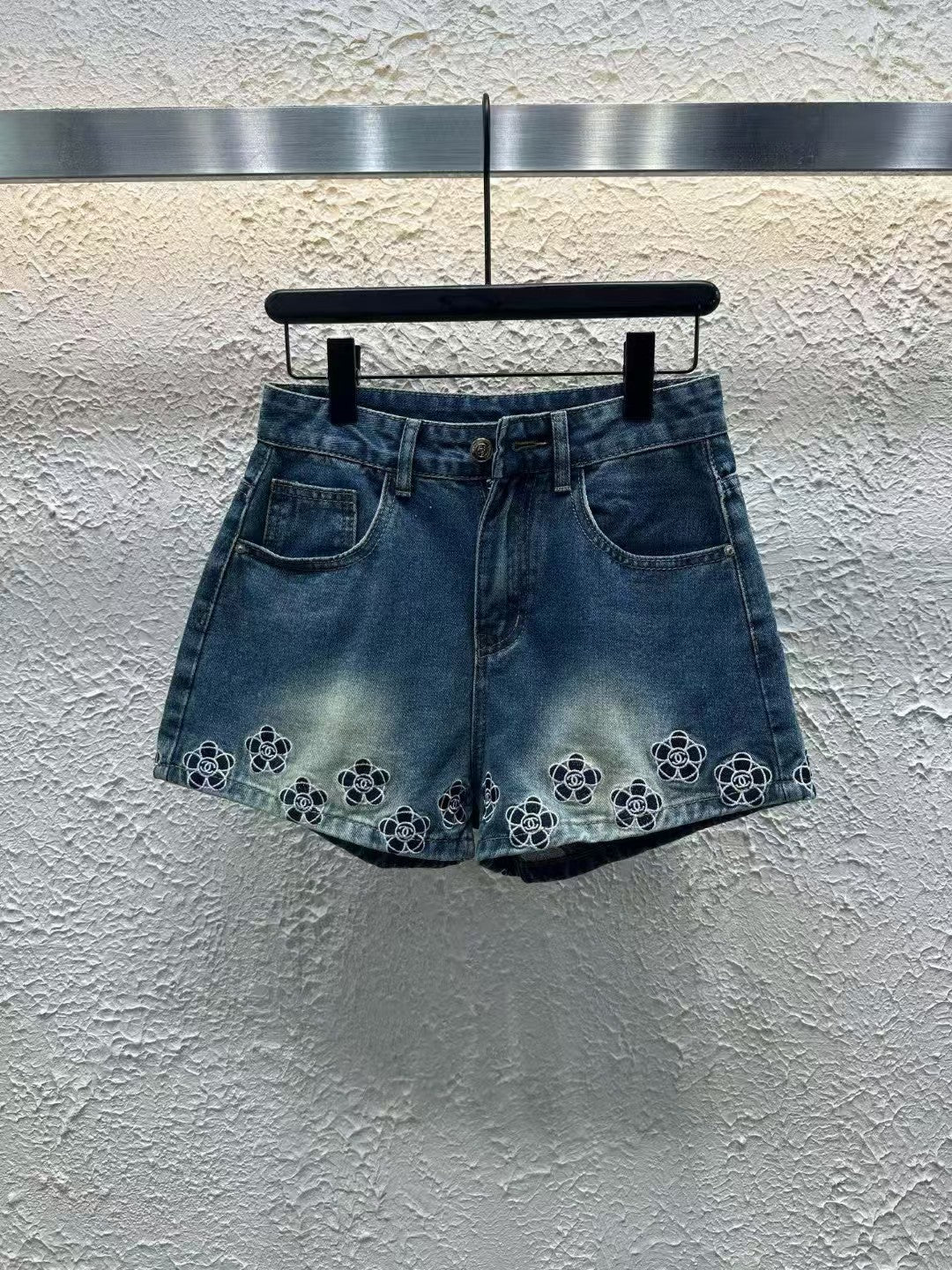 Flower-decorated denim shorts are the favorite of hot girls