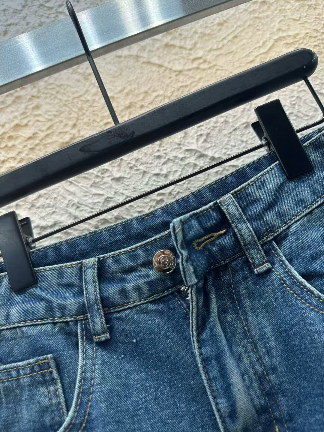 Flower-decorated denim shorts are the favorite of hot girls
