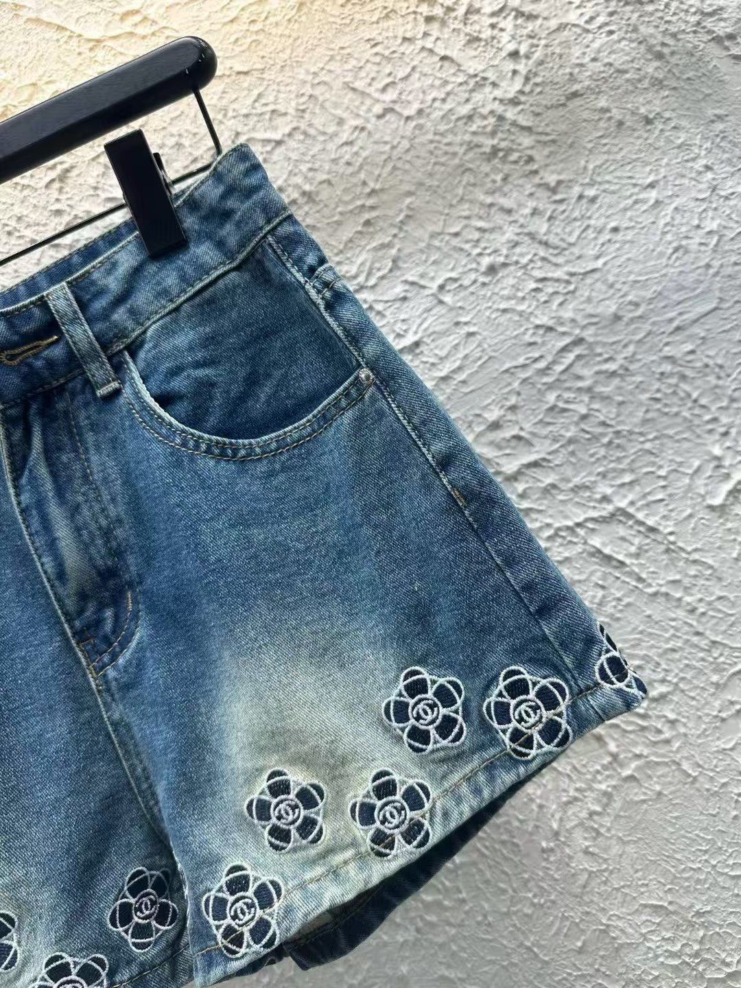 Flower-decorated denim shorts are the favorite of hot girls