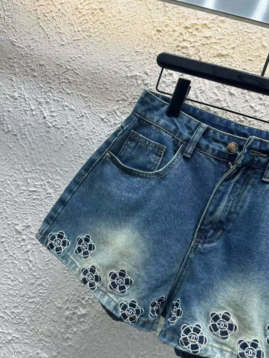Flower-decorated denim shorts are the favorite of hot girls